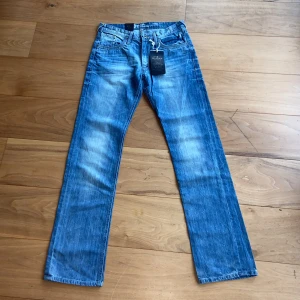 Blend Jeans - Sprillans nya blend jeans med tags i straight fit med en helt sjuk slitning på jeansen. Jeansen är totalt 117 cm långa och innerbenslängd 90 cm, ben öppning 20 cm och midjan rakt över är 40 cm. Hör av er om frågor!!🙌👊