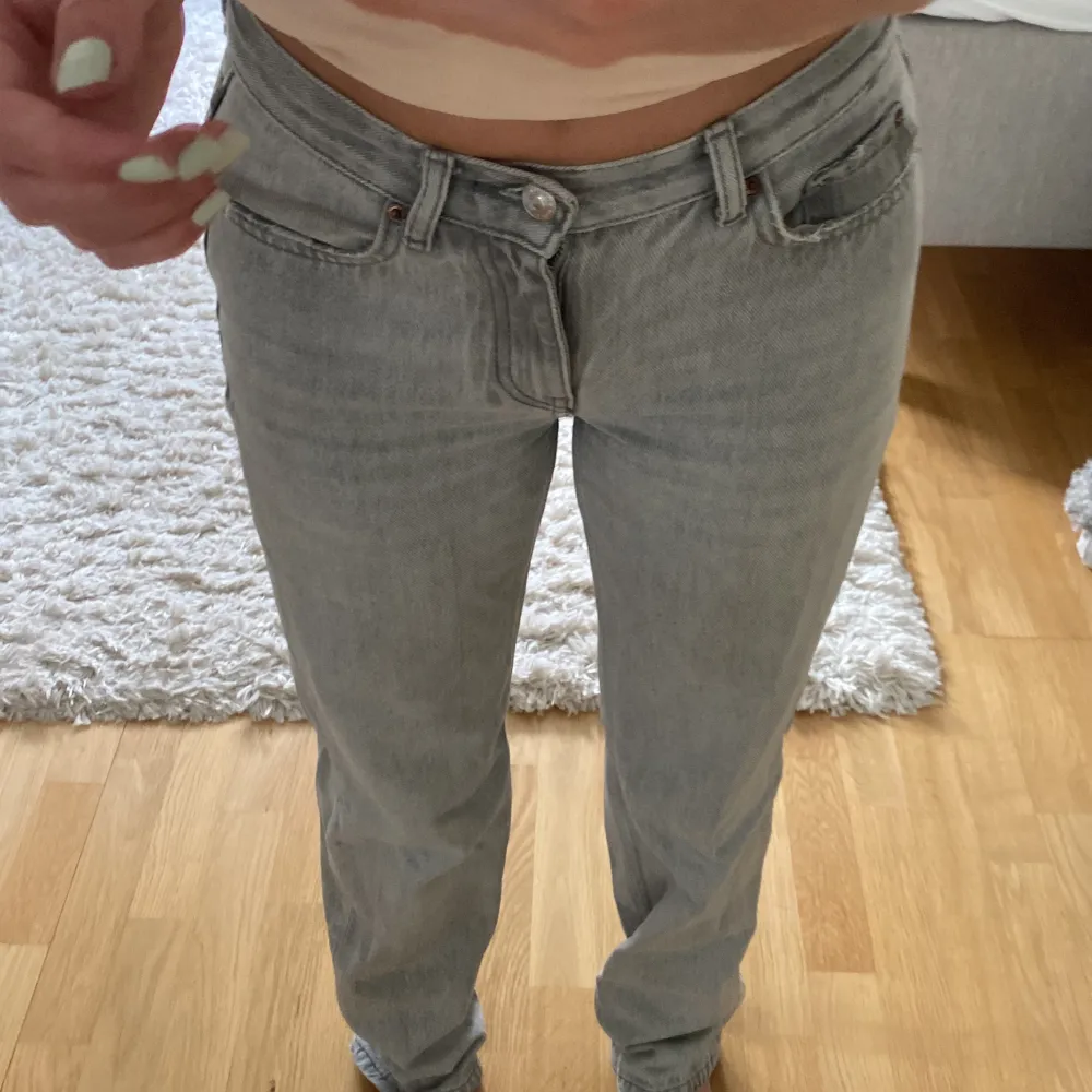 Ett par gråa Jeans från Gina i storlek 32. De är i bra skick och använda ett fåtal gånger. . Jeans & Byxor.