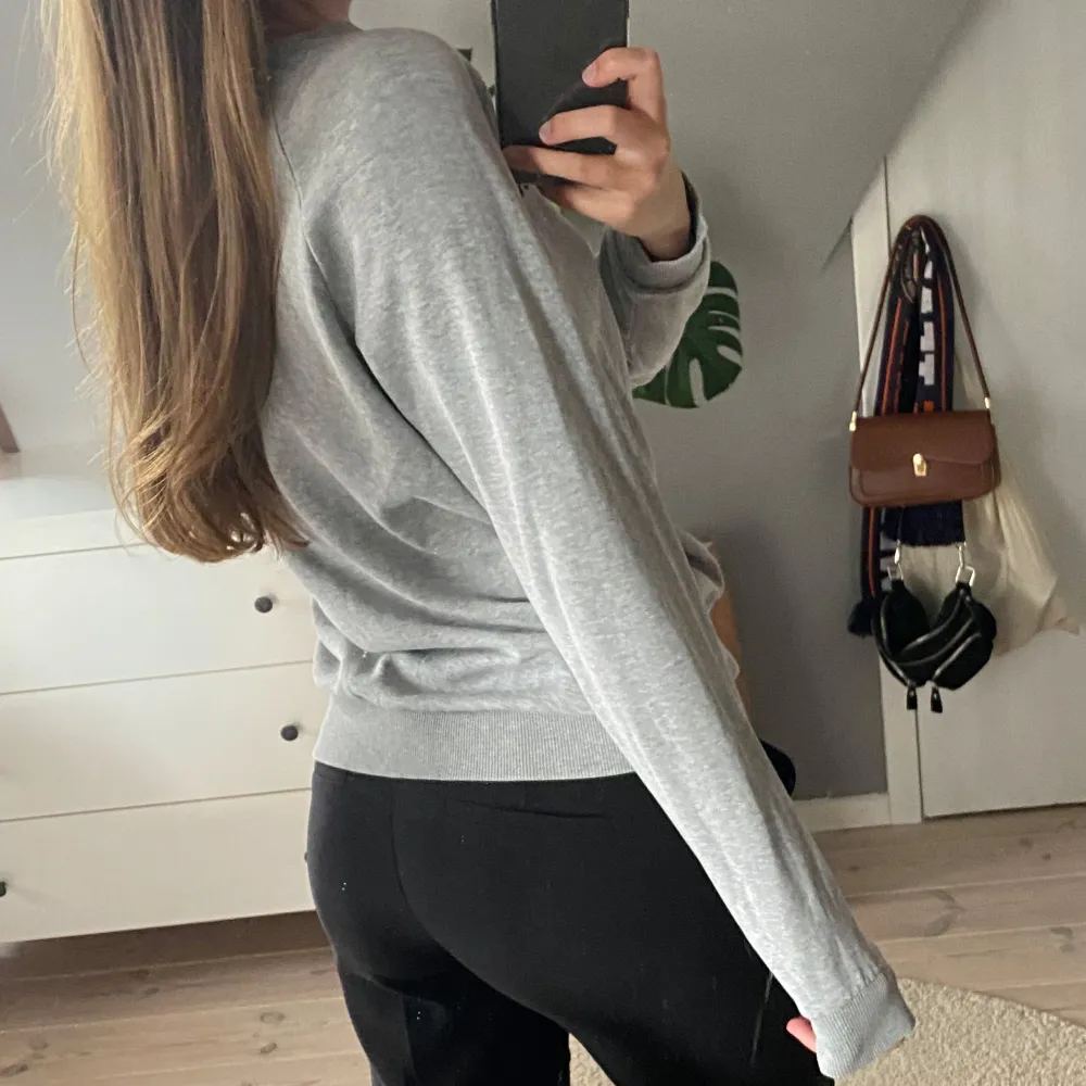 grå sweatshirt från peakperformance❤️ i storlek 170. Hoodies.