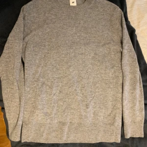 Grå stickad tröja - Haft den länge men knappt använd för att den är för liten på mig