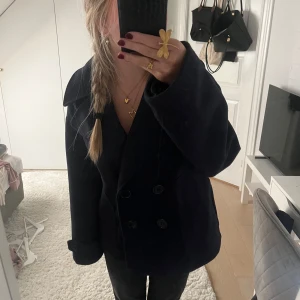 Marinblå kappa från design by si  - Jättefin kappa från design by si🙌🏼 bra skick och säljs för att den inte kommer till användning. 