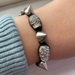Armband - Ett armband med döskallar och nitar på, justerbart🌸