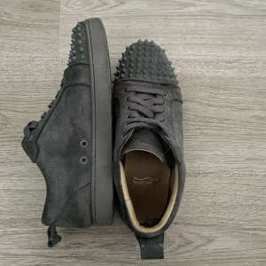 Louboutin skor - Några spikar bort, annars bra skick