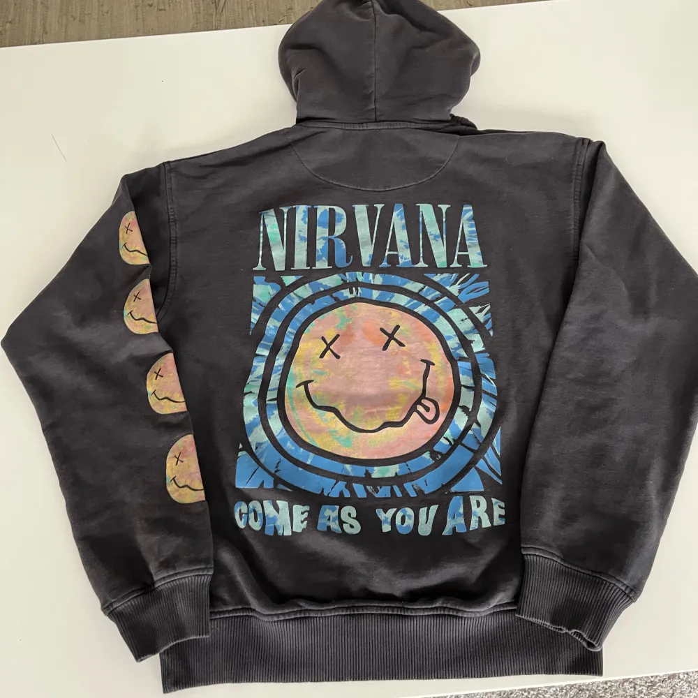 Nu säljer jag min Nirvana hoodie, 10/10 i skick utan några defekter, storleken är XS men den passar S & M, nypris 900kr Säljer för 549kr men priset är förhandlingsbart.. Hoodies.