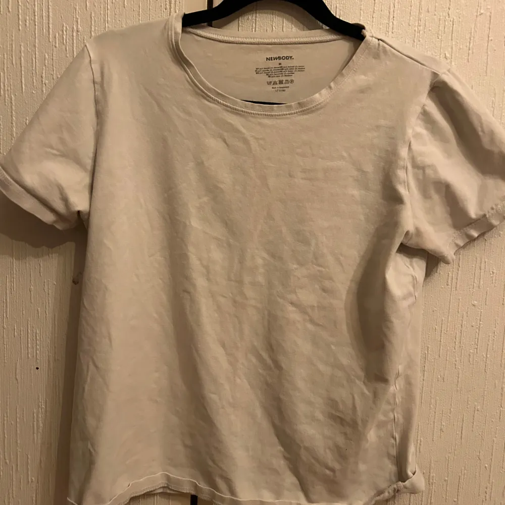 Vit t-shirt från newbody. . T-shirts.