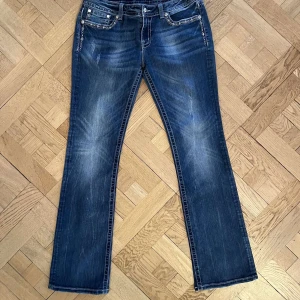 Miss Me Bootcut - snygga jeans från miss me. storlek 33. skickas i befintligt skick och kan ses på bilderna. har du fler frågor kan du skriva i DM! ⭐️
