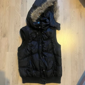 Söt väst - Perfekt nu till hösten!! Strl L men sitter mer som en M/S  Köp med instabox innan 20.30 för o få postat samma dag🩷