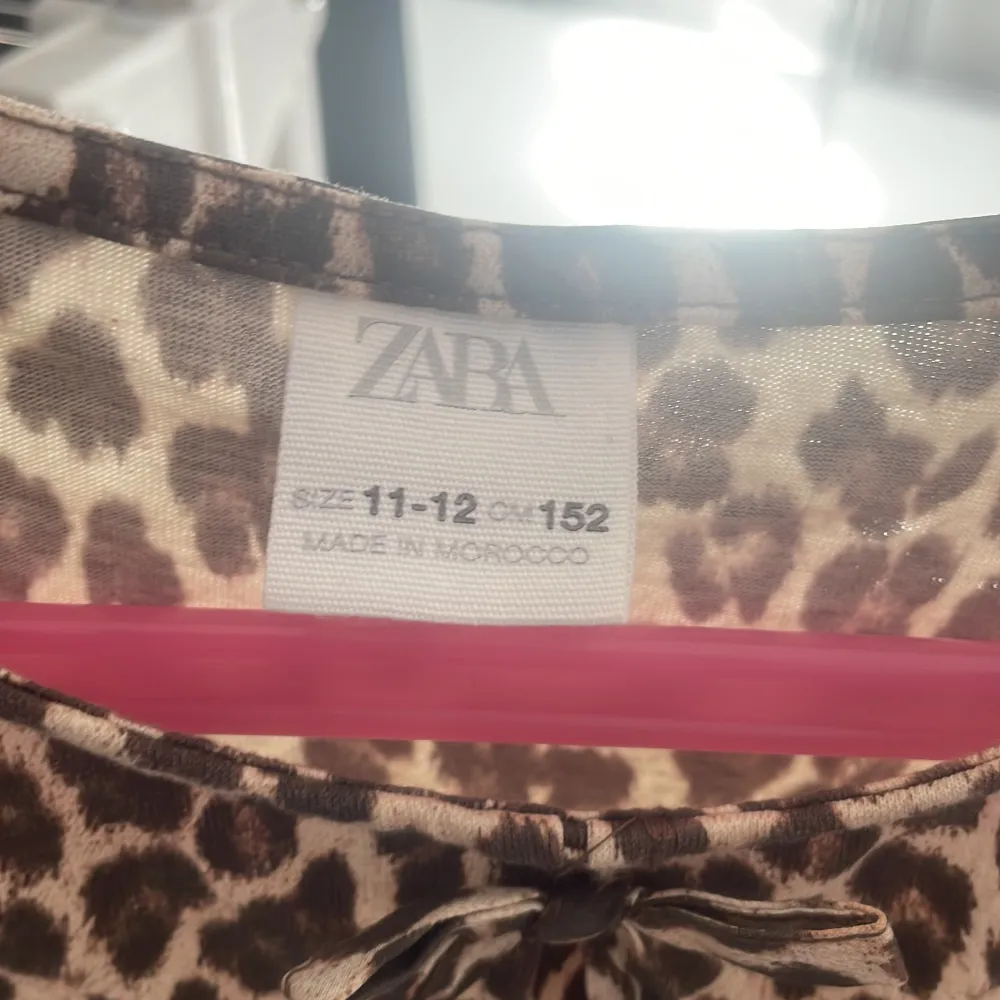 Säljer en superfin leopardmönstrad topp från Zara. Den är ärmlös och har en söt volangdetalj längst ner. säljer för att den inte kommer till användning, använd typ 3-4 ggr. original pris är 139 men jag säljer den för 90 kr.😇💗. Toppar.