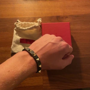 Valentino Armband - Hej! As fett valentino armband i bra skick og finns, lite slitning där nere vid armbandet men syns absolut inte vid användning. Byten kan vara intressant!