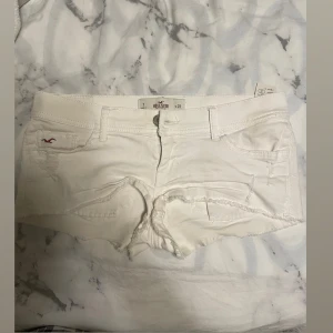 Hollister shorts  - Jätte snygga vita hollister shorts, väldigt Lågmidjade och har snygga fickor!💕