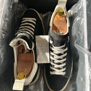 Golden Goose  - Golden Goose skor i bra skick både Box och Dustbag finns, Storlek 42. Hör av dig vid frågor och fler bilder.
