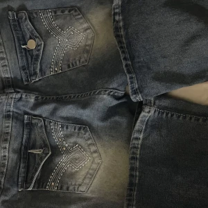Snygga lågmidjade jeans - Säljer ett par snygga lågmidjade jeans i bra skick. Inte använda mycket alls ända defektern är att ena knappen på bakfickan tyvvär lossnat. Allmänt som nya förutom det❤️