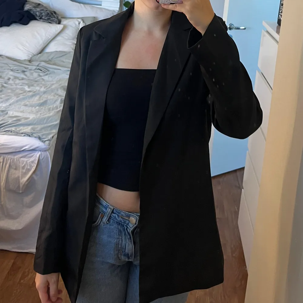 Snygg kavaj frön missguided i lite smalare modell. Perfekta kavajen till alla tillfällen som passar lika bra till kostymbyxor som ett par jeans. Kavajen är i fint skick. 🖤. Puvut & Bleiserit.