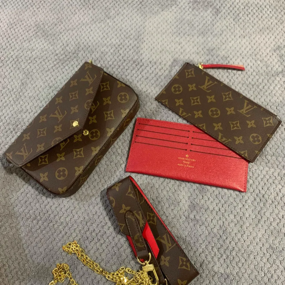 Säljer Louis vuitton Pochette oanvänd clucth bag för Dam. Ny Skick 10/10 ny  Finns bara kartong.  Ingen kvitto. Färg: Monogram Canvas.  Mötas i barkarby Tar bara swish  Skriv dm hör av er pris på väskan. . Väskor.