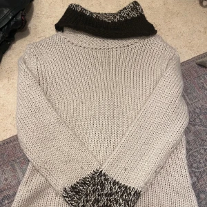  Mysig turtleneck!  - Jätte mysig och skön turtleneck, den är i storlek S men skulle säga att den funkar som M och L också! Köpte i somras på secondhand när det började ösregna och har använt den endast en gång. 