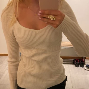 Vit stickade tröja - Snygg och mysig vit ribbstickad tröja  Jättebra skick