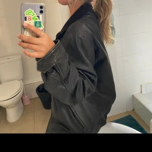 Skinn jacka VINTAGE - Köpt vintage i Barcelona. Skinn jacka, mörk brun färg. Strl Medium ungefär. Rätt overzized i strl. 