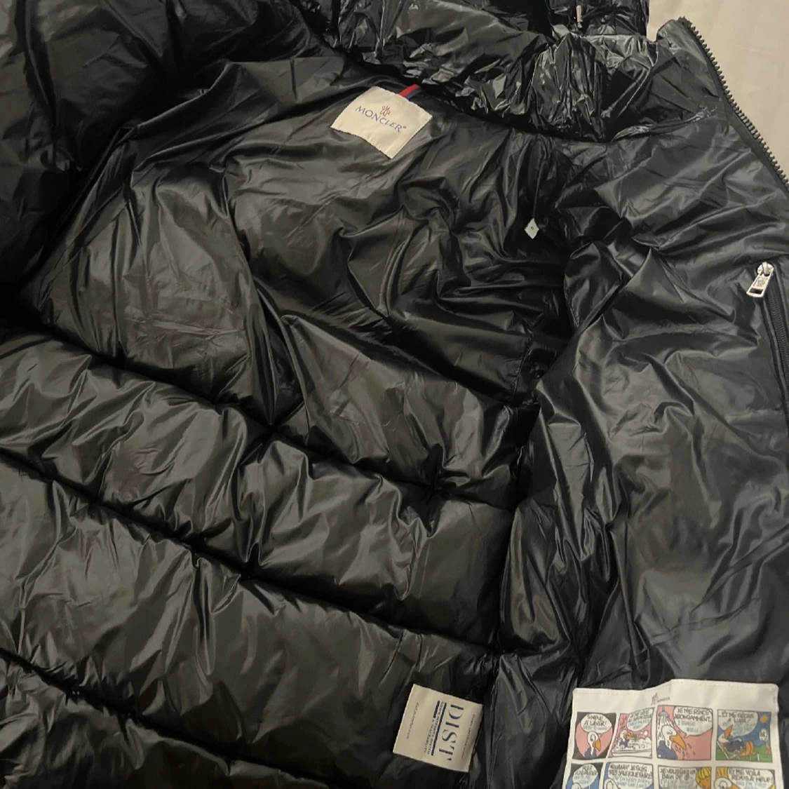 Svart glansig pufferjacka från Moncler - 92