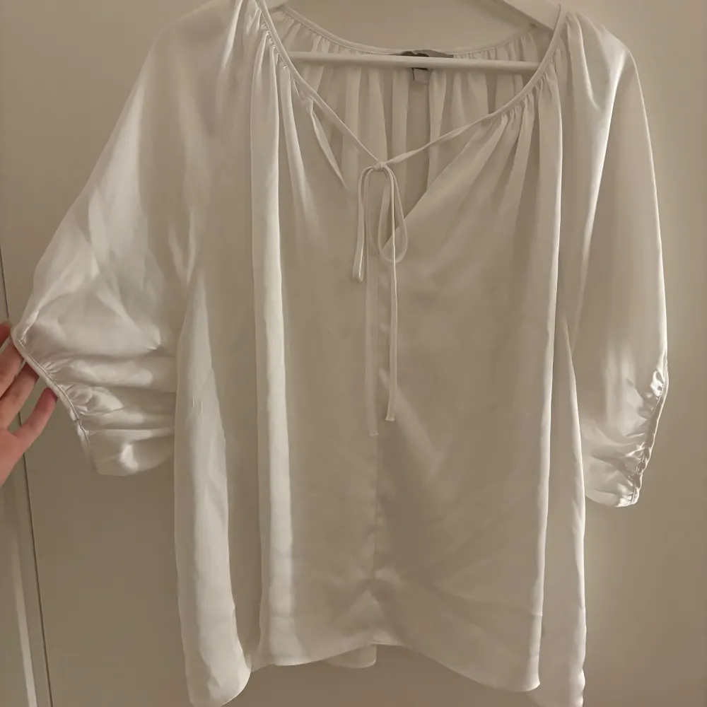 Fin blus från H&M i bra skick !! storleken är XL men passar mig bra som oftast använder S/M i överdelar 💗 Vill man att den ska sitta åt lite kan man använda sig av säkerhets nål och det syns inget, och skadar inte blusen!!! 💗. Puserot.