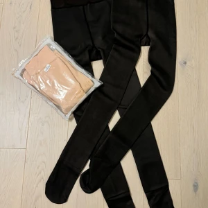 Svarta fleecefodrade strumpbyxor - 3 Vadderade strumpbyxor med mjukt fleecefoder på insidan. 2 mörkgråa och en beige. Perfekta för att hålla sig varm under kalla dagar. Stretchiga och bekväma. Helt nya och oanvända. 