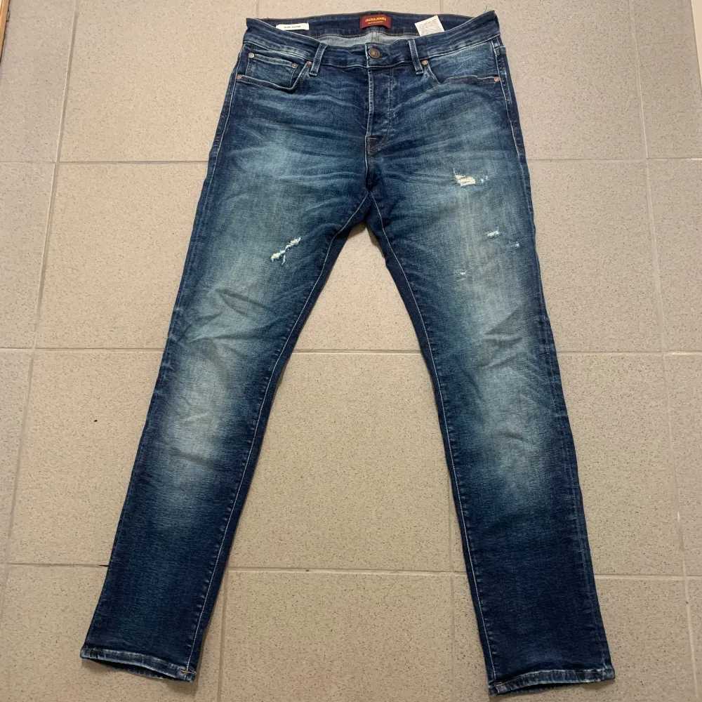 Säljer ett par snygga blå jeans från Jack & Jones. Strlk w32 L 30, mycket bra skick. Slim fit. Tveka inte på frågor😊. Jeans & Byxor.