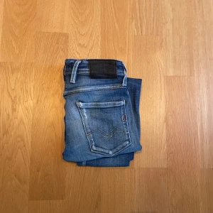 Replay Anbass jeans - Säljer dessa riktigt snygga jeans från Replay i modellen anbass. Jeansen är i bra skick. Det är storlek W28/L32 men dem sitter lite mindre i midjan.