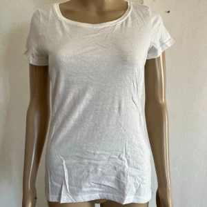 Vit T-shirt  - Inget att anmärka på 