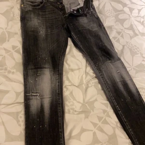 Jack & Jones Slim fit jeans - Säljer ett par ”limited edition” jack & Jones jeans med slitningar Hör av er vid frågor & funderingar🍀