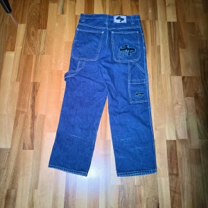 Rare baggy Southpole jeans 31/33 - Mycket sällsynta Southpole jeans, storleken är ungefär 31/33. Defekter: knappen på jeansen fattades så la in egen, därför säljer jag dem för denna pris istället för 2000. För mer frågor och bilder dm me. 
