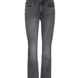 Grå jeans - Gråa utsvängda jeans i nyskick, aldrig använda. Nypris 500 säljer för 400