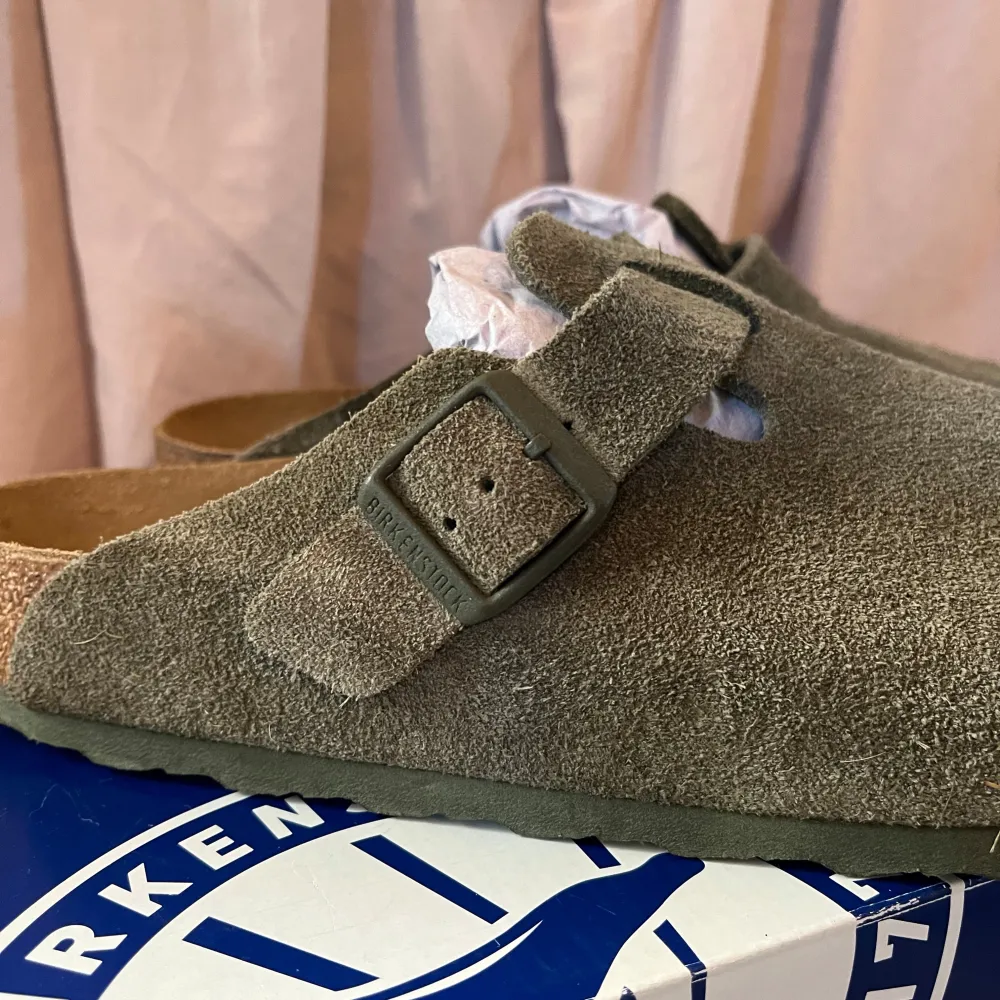 Säljer mina älskade Boston Birkenstock sandaler i grön suede leather då dom är alldeles för stora för mig💞💞💞Det finns absolut tecken på användning men är fortfarande i princip i nyskick då dom endast är använda ett fåtal gånger . Skor.