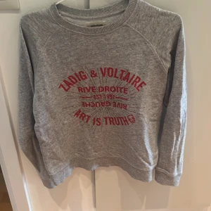 Zadig voltaire tröja  - Säljer min fina zadig voltaire tröja som tyvärr är för liten. Storleken år14 men skulle säga att det är xs. Väldigt bra skick och inga suynöiga defekter.