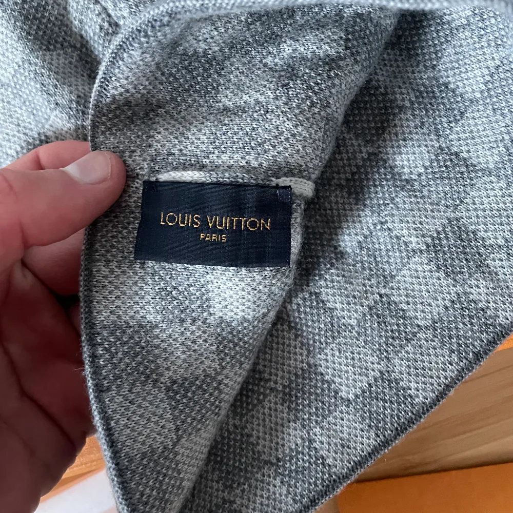 Säljer en snygg mössa från ”Louis Vuitton”. Mössa är i väldigt bra skick utan några defekter. Kvitto, box och lappar fås med vid köp (Pris kan diskuteras). Accessoarer.