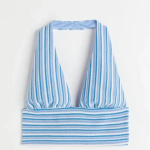 Halterneck topp - Helt ny med prislapp kvar. Köpt för 99kr säljer för 45. Slutsåld på hemsidan. 