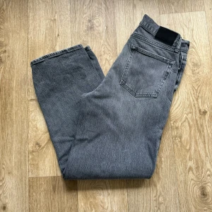 Vailent jeans - Snygga gråa baggy jeans från Vailent! Storlek XS men passar mig som brukar ha S-M/30 på jeans. Lite slitningar längst ner på jeansen, men inget över det naturliga! Se bild