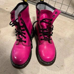 Rosa Dr Martens - Rosa kängor, märken finns men annars i gott skick! 