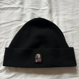 Pjs mössa - Säljer en näst in till oanvänd pjs mössa, skick 9/10 bara för att det är second hand. Hojta till vid frågor!! 🫎