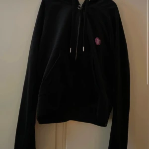 Juicy couture ziphoodie - Storlek XL i nyskick, endast använd ca fem gånger och tvättad två. Därmed lite nopprig på banden men annars i nyskick och saknar inga diamanter! Pris går att diskutera🤗