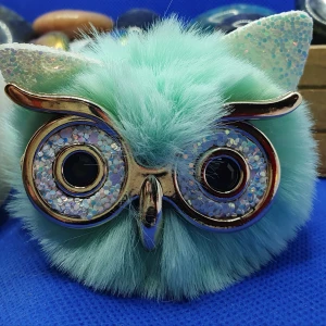 Nyckelring / Väsksmycke - Härligt fluffig uggla i mintgrön - Nyckelring, väsksmycke eller häng den i bilens backspegel. Mått på denna är ca 8 × 7.5 cm. Mintgrön uggla