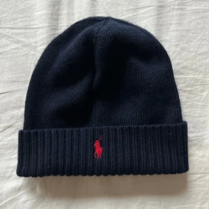 Polo Ralph lauren mössa - Fin polo mössa, varit med ett tag men används inte längre. Ny tvättad, priset beror på att lappen är avklippt. Skriv gärna vid frågor!! 💬 