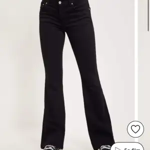 Jätte fina knappt använda low waist bootcut jeans ifrån gina. Det är inga defekter eller liknande men har sytt om dem så dem har lite mer lågmidjade då dem va mer midwaist på mig innan💓