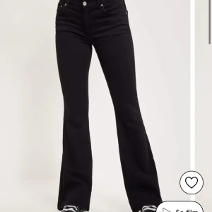 Low waist bootcut jeans  - Jätte fina knappt använda low waist bootcut jeans ifrån gina. Det är inga defekter eller liknande men har sytt om dem så dem har lite mer lågmidjade då dem va mer midwaist på mig innan💓