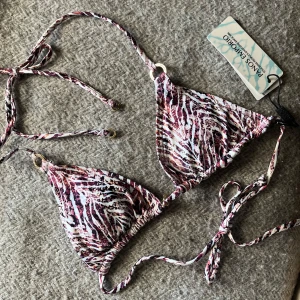 Bikini topp - Säljer min sjukt snygga bikini topp som jag aldrig har använt, då den tyvärr är för liten⭐️⭐️lämna gärna prisförslag!!