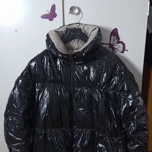 Jacka - Den har bara används ungefär 2 gånger och är i mycket bra skick. Köpt för 900kr