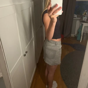 Jeanskjol  - Jätte bra i skick, aldrig använda utan bara testat dem på. Säljer pga får ingen användning för dem. Köpta för 200kr