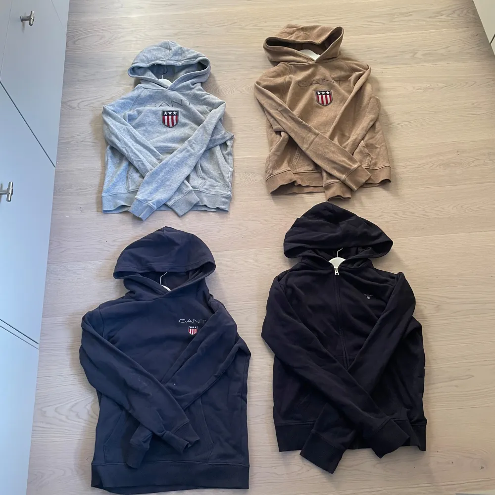 Säljer 4 gant hoodies där en e en fleece. Alla är storlek s. Säljer dem för dem inte passar längre. Alla är i bra skick. Skriv om ni har frågor elr om fler bilder. Hoodies.