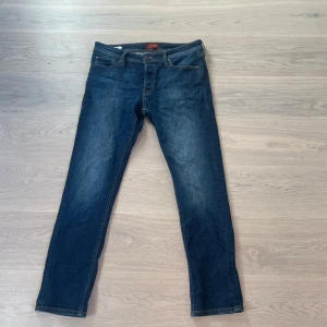 Jack&jones jeans slim  - Säljer mina Jack&jones jeans efter som dem inte passar längre. Tvär feta jeans. Skriv om ni undrar nåt elr om fler bilder.