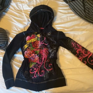 Intressekoll!! - Ed Hardy liknande tröja från WeTWeens i storlek 146/152 som jag skulle likna med XS/XXS. Jag har vanligtvis S i storlek men passar mig helt ok. Väldigt cool tröja som jag köpte i hopp om att använda men det är inte riktigt min stil mer… 