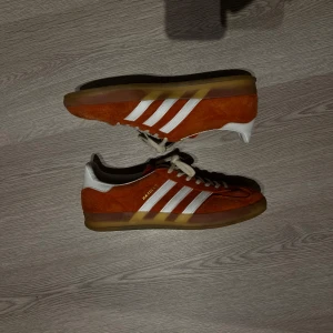 Adidas Gazelle Indoor - Gazelle indoor i orange/röd. Bra skick. 