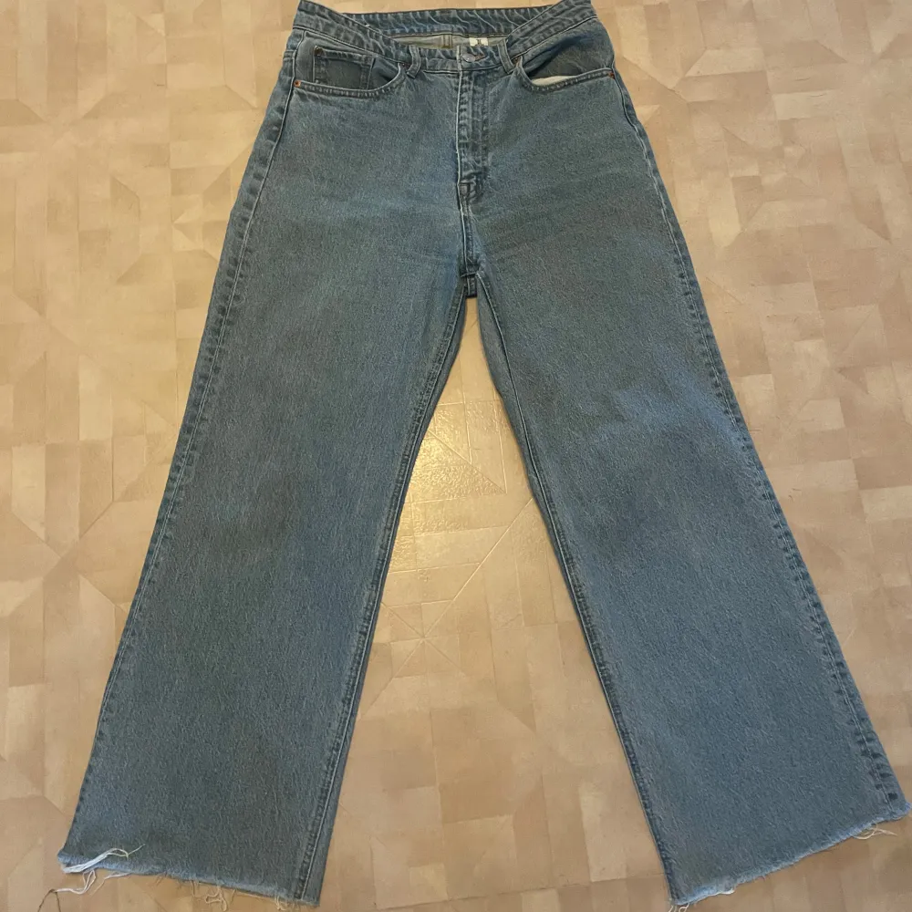 Jättefina jeans i modell Wide High waist. Köpte från Hm för ca 2 år sedan men knappt använda💗 Inköpspris ca 400 kr, men pris går såklart att diskutera🥰 Säljer pga inte min stil längre.. Jeans & Byxor.